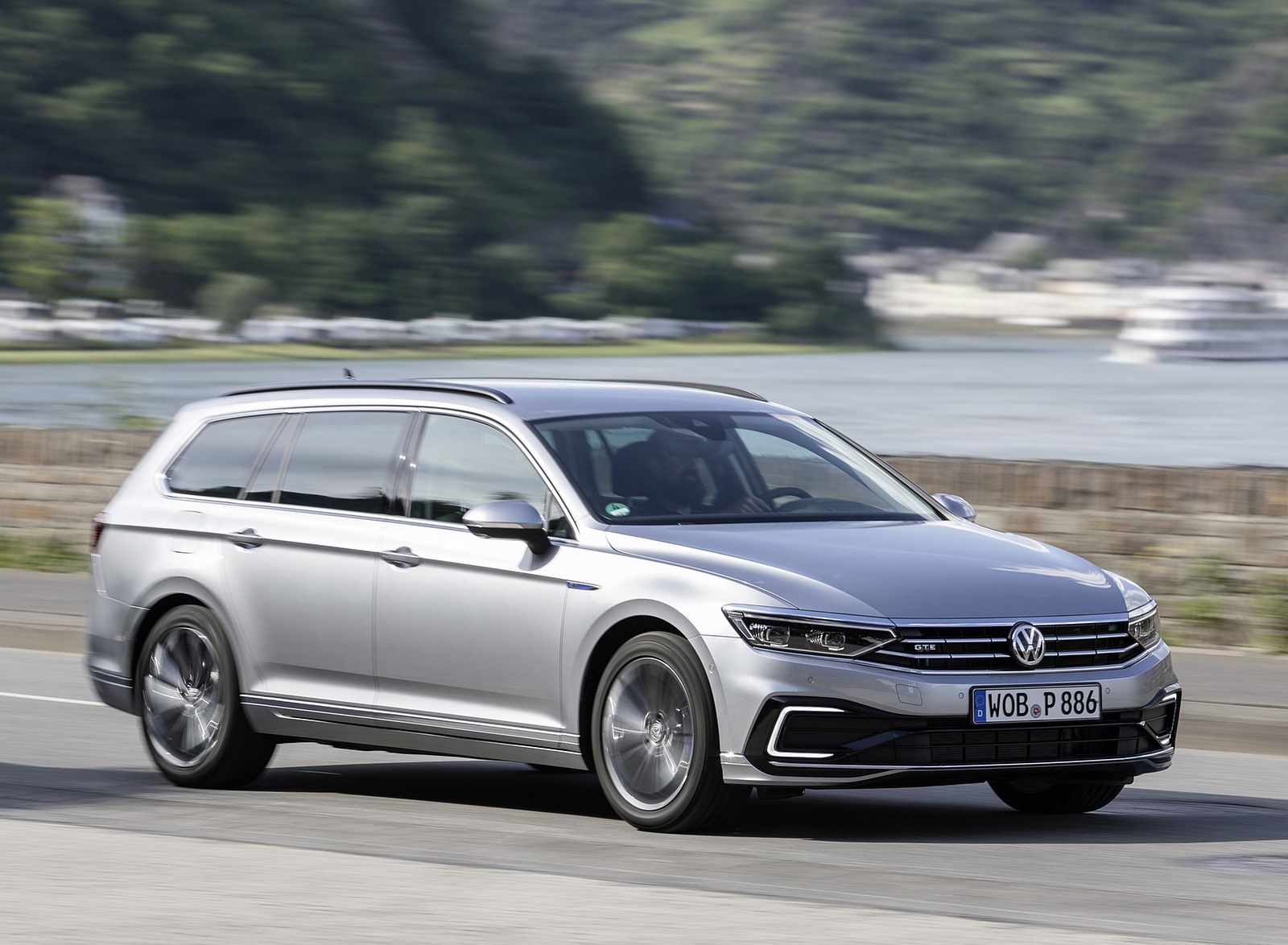 2020 Volkswagen Passat GTE Variant (Plug-In Hybrid EU-Spec) Front Three-Quarter Wallpapers (4)