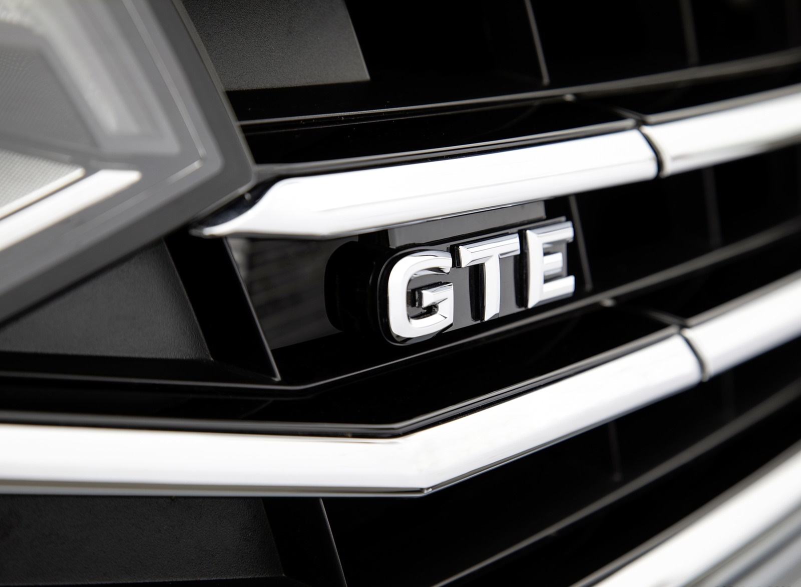 2020 Volkswagen Passat GTE Variant (Plug-In Hybrid EU-Spec) Grill Wallpapers #18 of 52