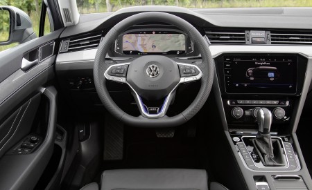 2020 Volkswagen Passat GTE Variant (Plug-In Hybrid EU-Spec) Interior Cockpit Wallpapers 450x275 (30)