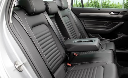 2020 Volkswagen Passat GTE Variant (Plug-In Hybrid EU-Spec) Interior Rear Seats Wallpapers 450x275 (27)