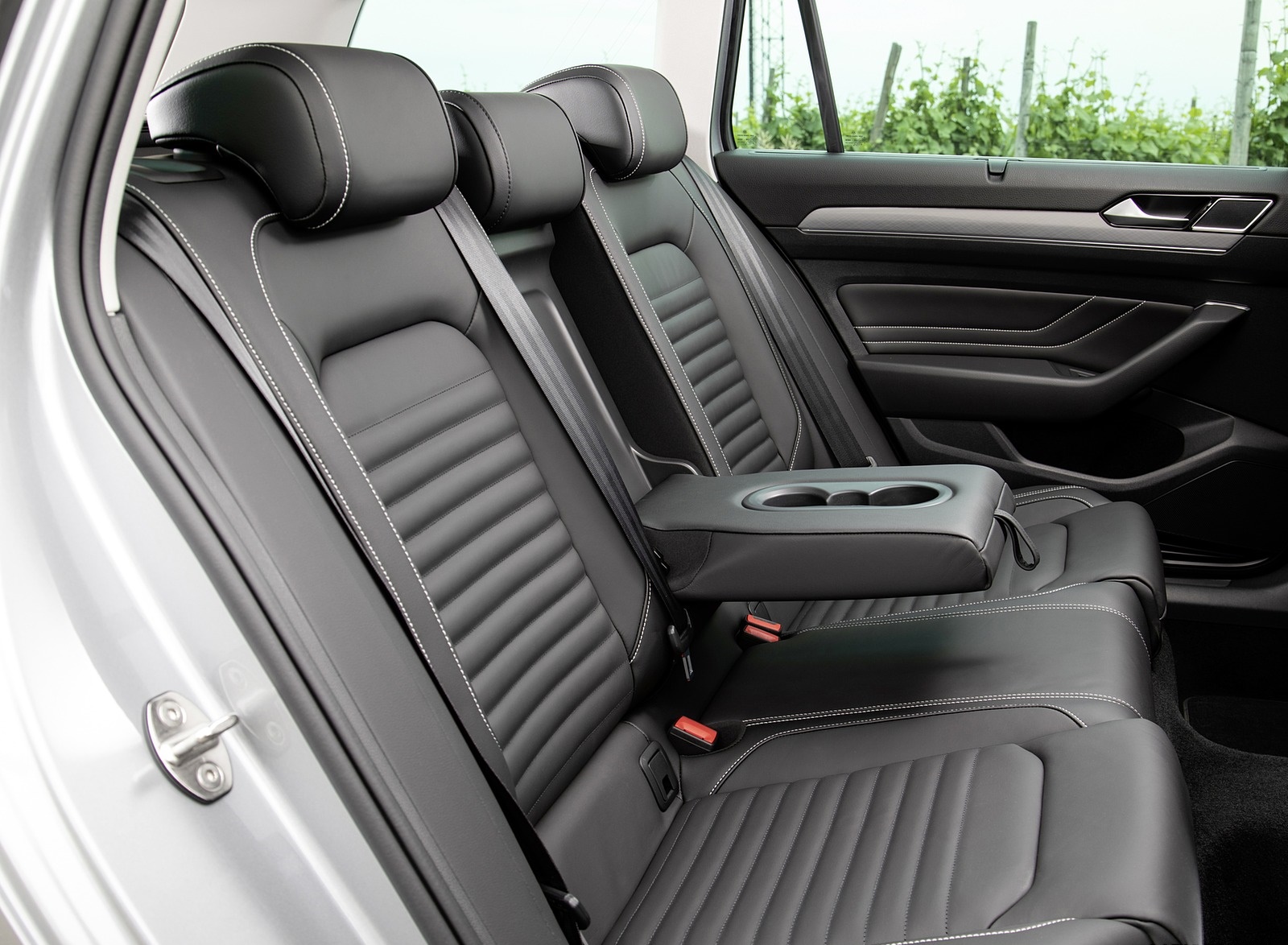 2020 Volkswagen Passat GTE Variant (Plug-In Hybrid EU-Spec) Interior Rear Seats Wallpapers #27 of 52