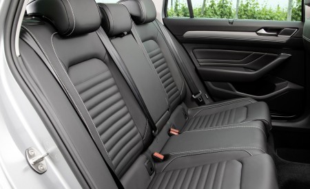2020 Volkswagen Passat GTE Variant (Plug-In Hybrid EU-Spec) Interior Rear Seats Wallpapers 450x275 (26)