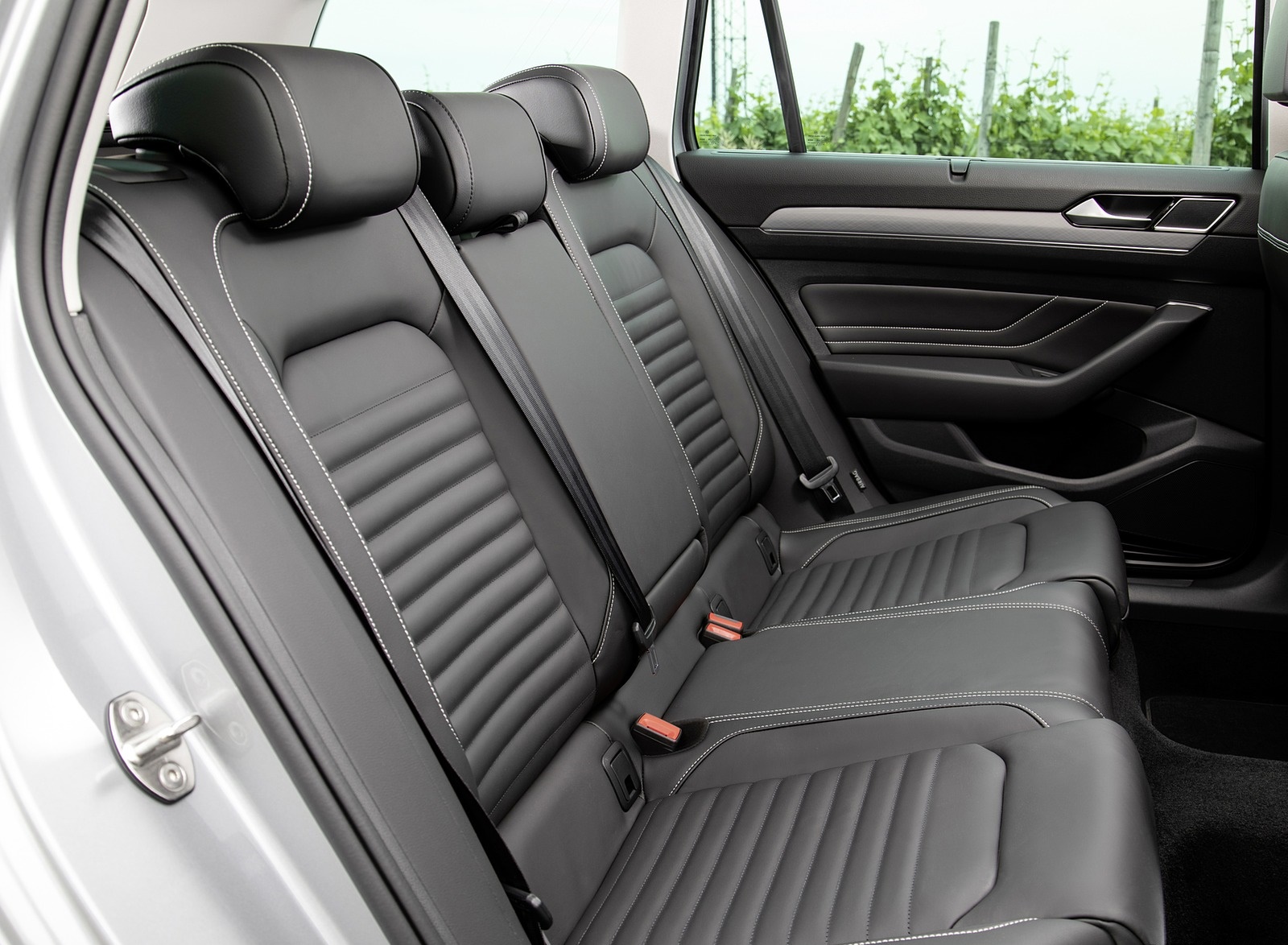 2020 Volkswagen Passat GTE Variant (Plug-In Hybrid EU-Spec) Interior Rear Seats Wallpapers #26 of 52