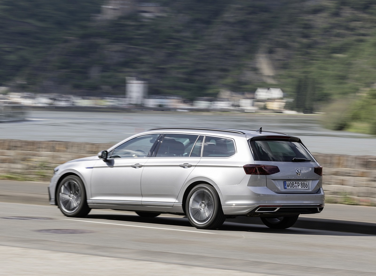 2020 Volkswagen Passat GTE Variant (Plug-In Hybrid EU-Spec) Rear Three-Quarter Wallpapers (8)