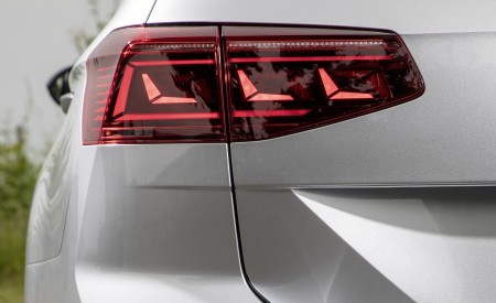 2020 Volkswagen Passat GTE Variant (Plug-In Hybrid EU-Spec) Tail Light Wallpapers 450x275 (16)