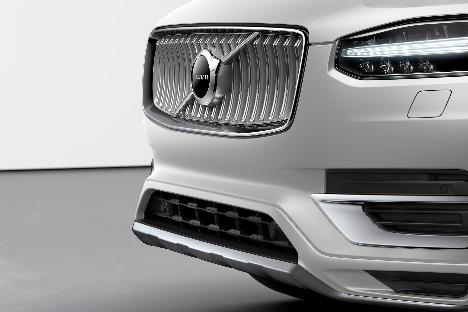 2020 Volvo XC90 Inscription T8 Plug-in Hybrid (Color: Birch Light Metallic) Front Bumper Wallpapers #30 of 44