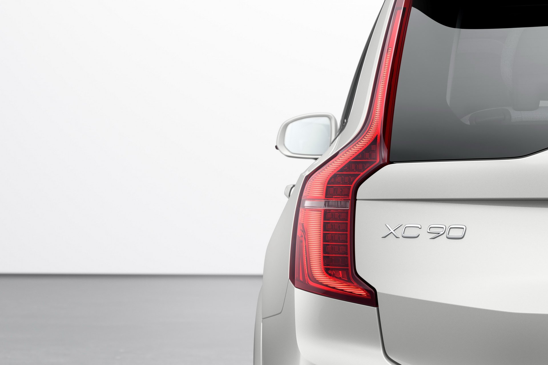 2020 Volvo XC90 Inscription T8 Plug-in Hybrid (Color: Birch Light Metallic) Tail Light Wallpapers #33 of 44