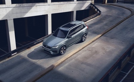 2020 Volvo XC90 R-Design T8 Plug-in Hybrid (Color: Thunder Grey) Front Three-Quarter Wallpapers 450x275 (2)