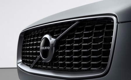 2020 Volvo XC90 R-Design T8 Plug-in Hybrid (Color: Thunder Grey) Grill Wallpapers 450x275 (9)
