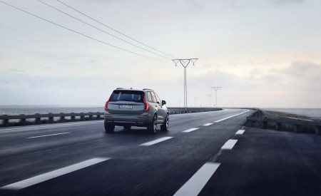 2020 Volvo XC90 R-Design T8 Plug-in Hybrid (Color: Thunder Grey) Rear Three-Quarter Wallpapers 450x275 (3)
