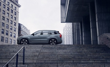 2020 Volvo XC90 R-Design T8 Plug-in Hybrid (Color: Thunder Grey) Side Wallpapers 450x275 (5)