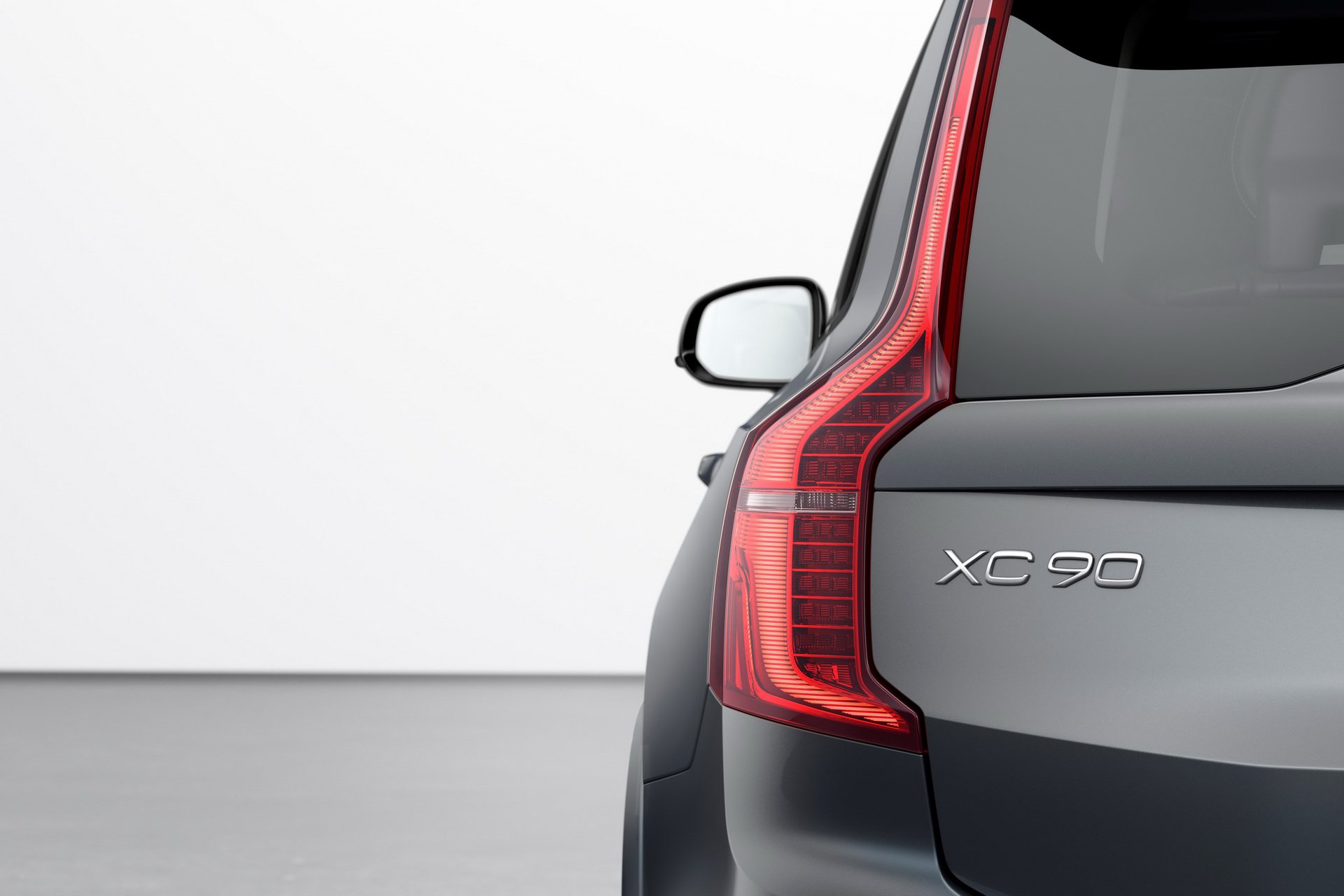 2020 Volvo XC90 R-Design T8 Plug-in Hybrid (Color: Thunder Grey) Tail Light Wallpapers #14 of 44
