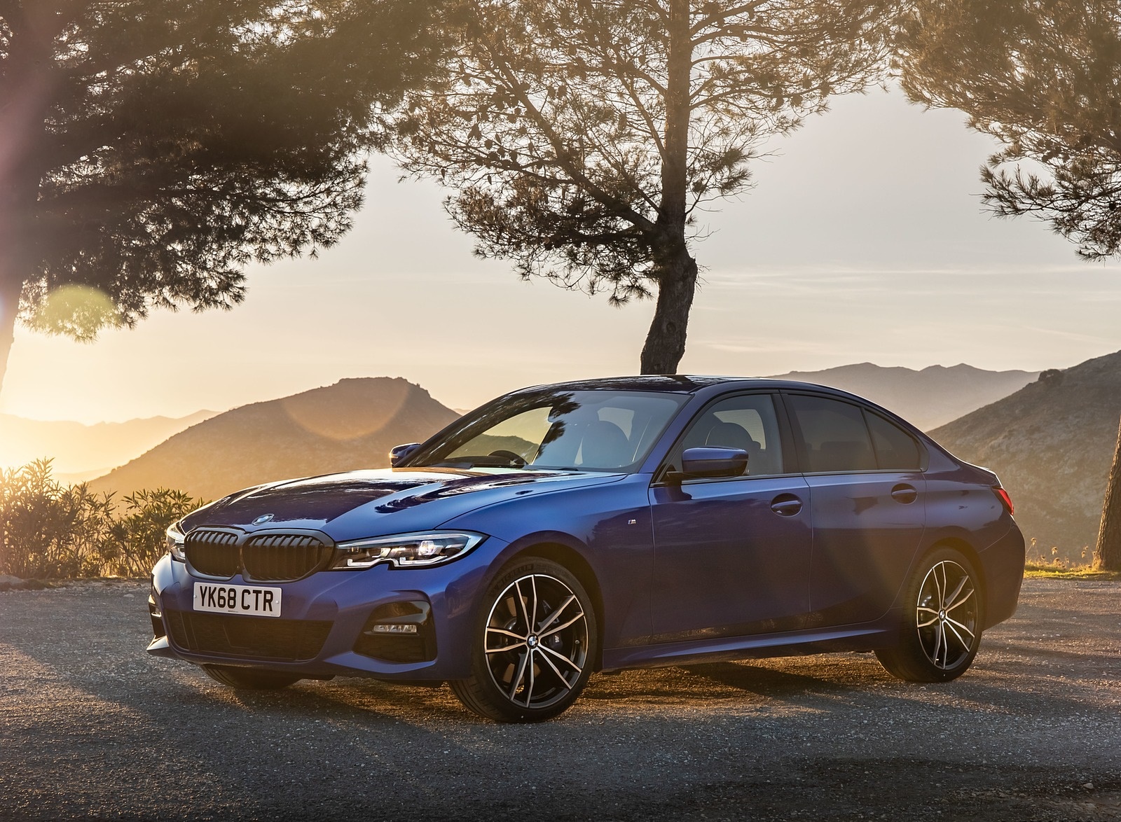 2019 BMW 3-Series Saloon 320d xDrive (UK-Spec) Front Three-Quarter Wallpapers #27 of 46