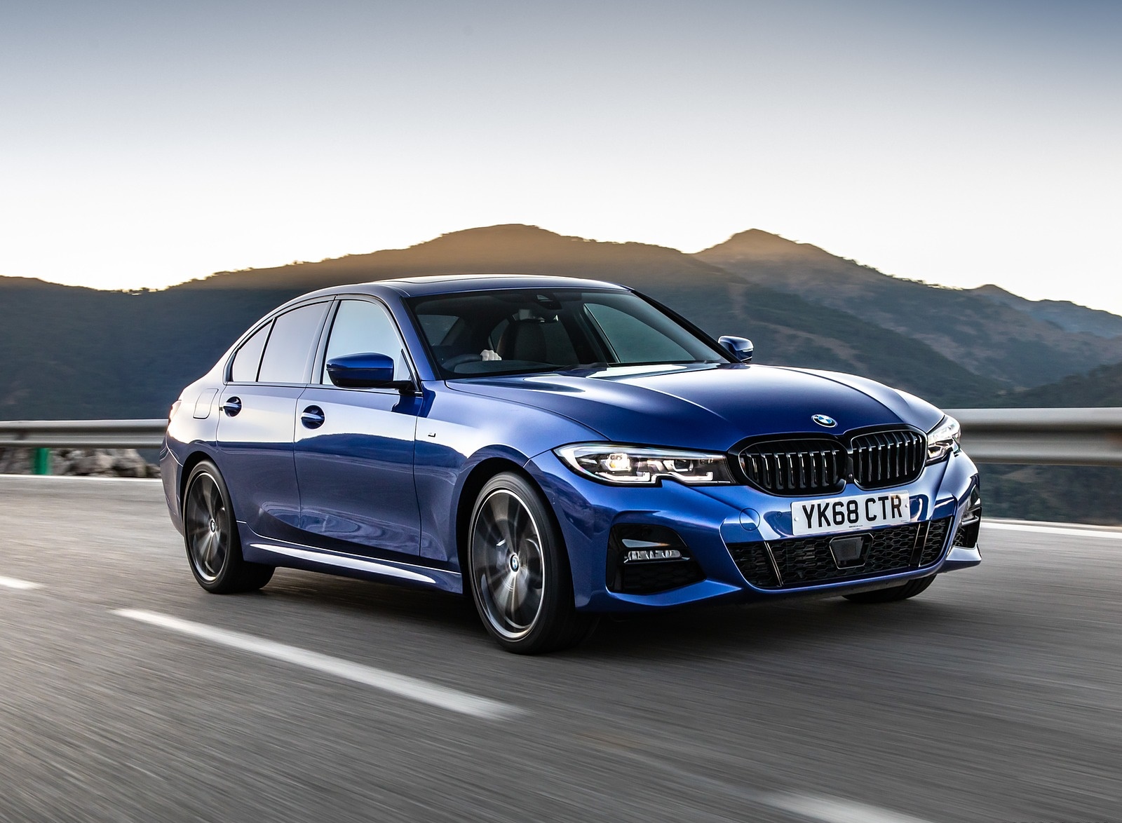 2019 BMW 3-Series Saloon 320d xDrive (UK-Spec) Front Three-Quarter Wallpapers #17 of 46