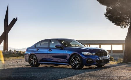 2019 BMW 3-Series Saloon 320d xDrive (UK-Spec) Front Three-Quarter Wallpapers 450x275 (28)