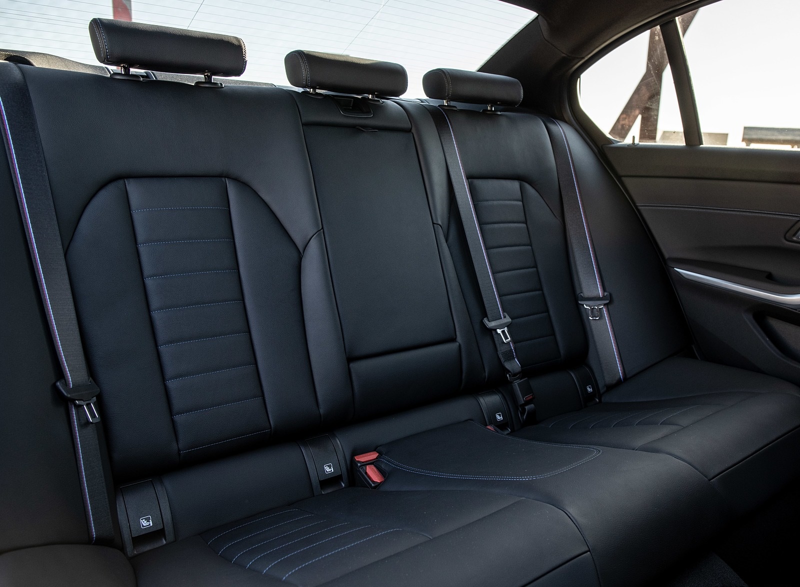 2019 BMW 3-Series Saloon 320d xDrive (UK-Spec) Interior Rear Seats Wallpapers #45 of 46
