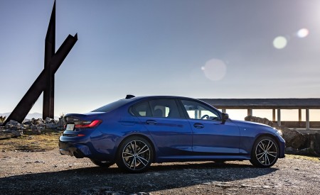 2019 BMW 3-Series Saloon 320d xDrive (UK-Spec) Rear Three-Quarter Wallpapers 450x275 (29)