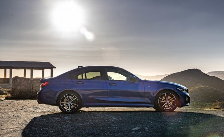 2019 BMW 3-Series Saloon 320d xDrive (UK-Spec) Side Wallpapers 450x275 (30)