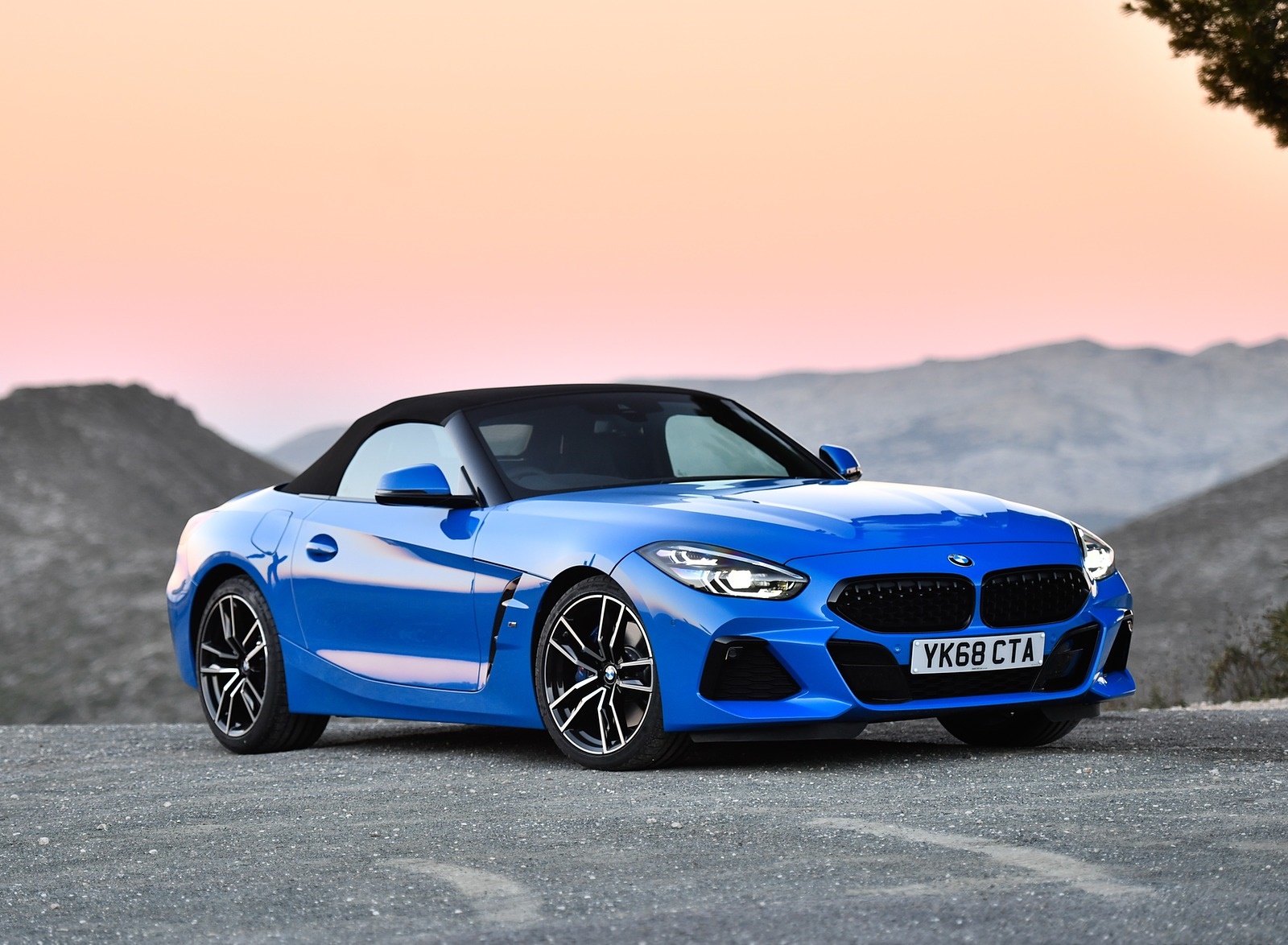 2019 BMW Z4 sDrive20i (UK-Spec) Front Three-Quarter Wallpapers #15 of 140