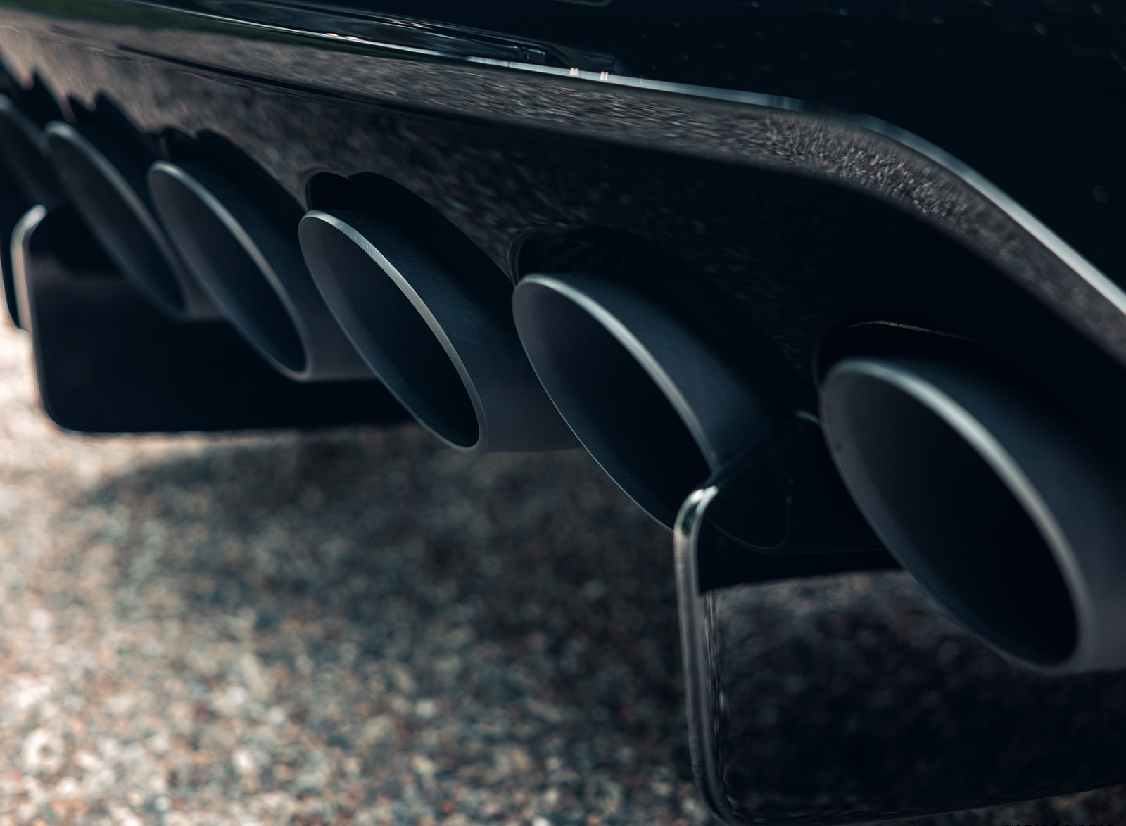 Гиперкар Bugatti la voiture noire