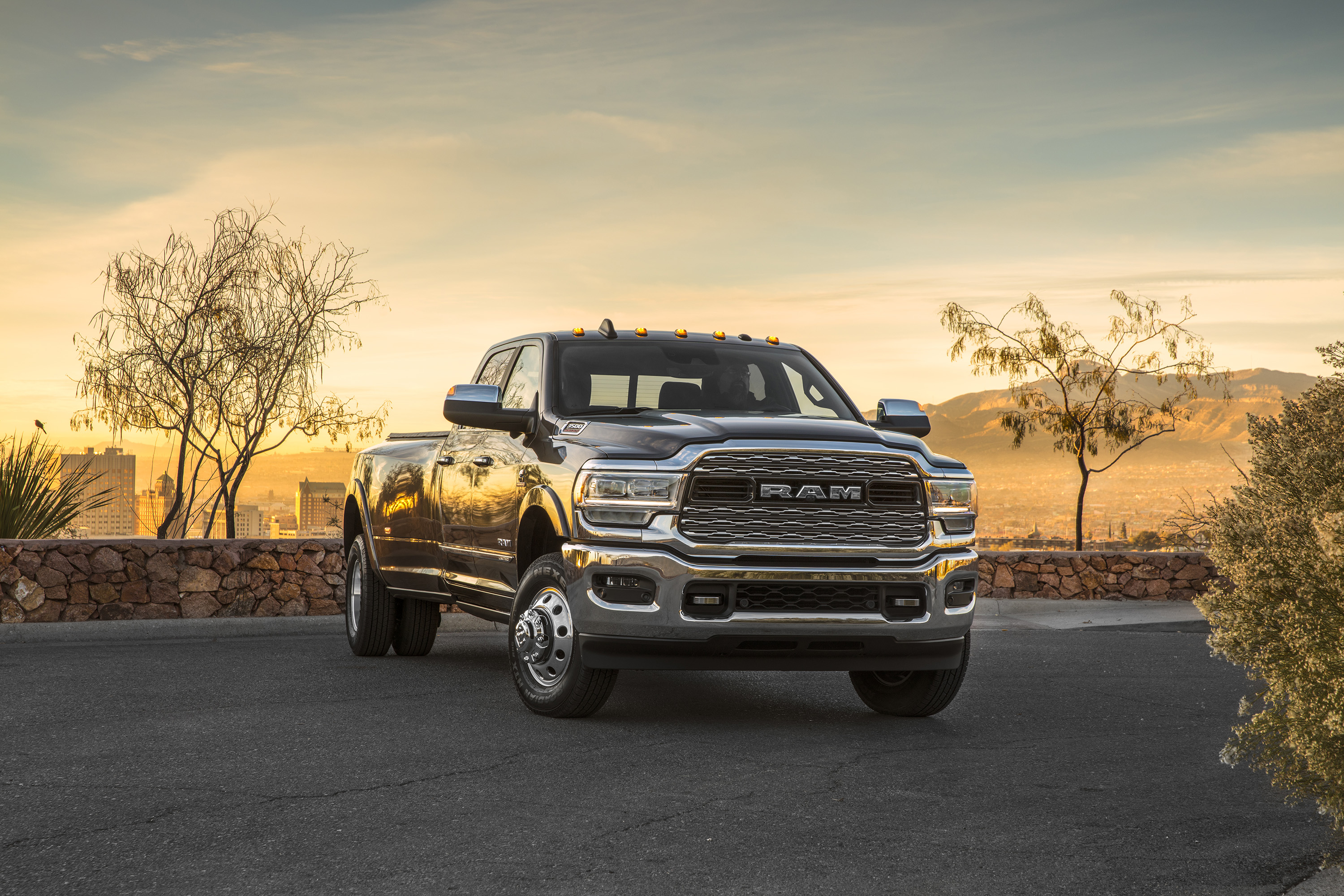 2019 Ram 3500 Heavy Duty Limited Crew Cab Dually Front Three-Quarter Wallpapers (6)