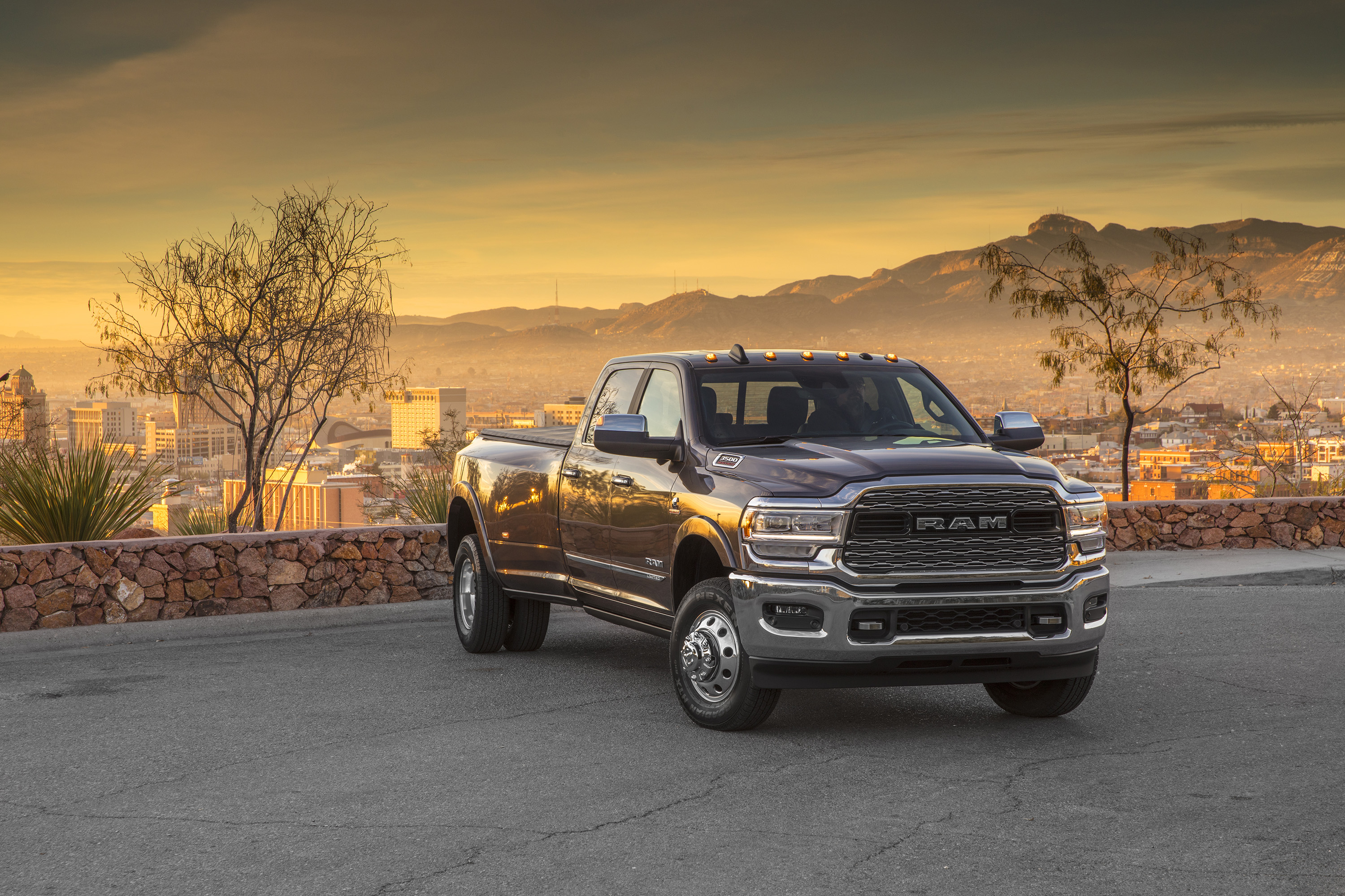 2019 Ram 3500 Heavy Duty Limited Crew Cab Dually Front Three-Quarter Wallpapers #7 of 28