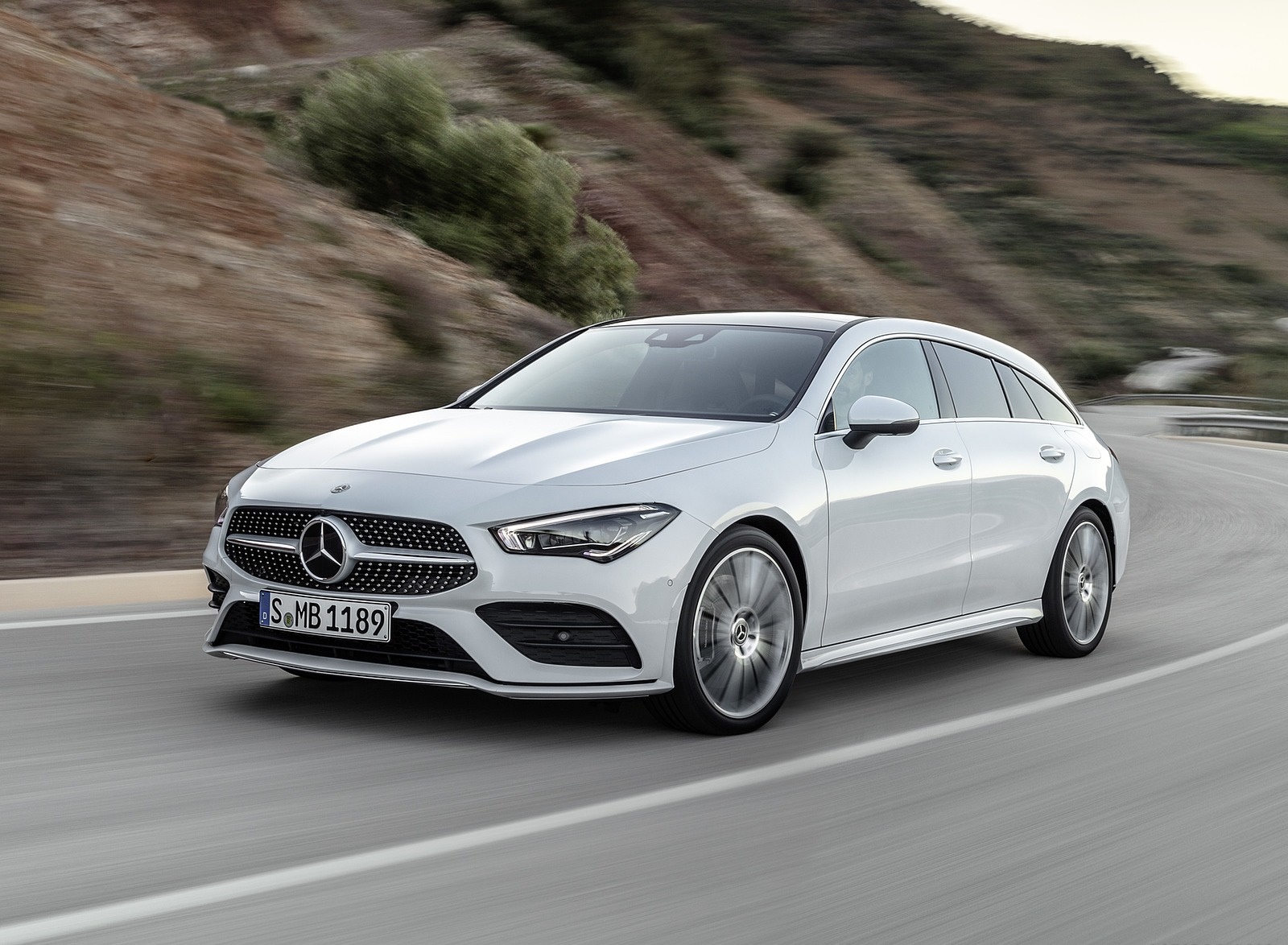 2020 Mercedes-Benz CLA Shooting Brake AMG-Line (Color: Digital White) Front Three-Quarter Wallpapers #59 of 104