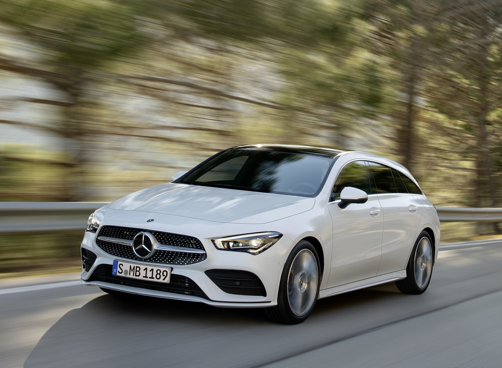 2020 Mercedes-Benz CLA Shooting Brake AMG-Line (Color: Digital White) Front Three-Quarter Wallpapers #60 of 104