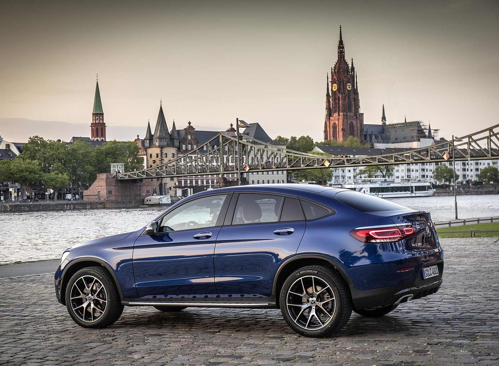 2020 Mercedes-Benz GLC 300 4MATIC Coupe (Color: Brilliant Blue Metallic) Side Wallpapers #64 of 94