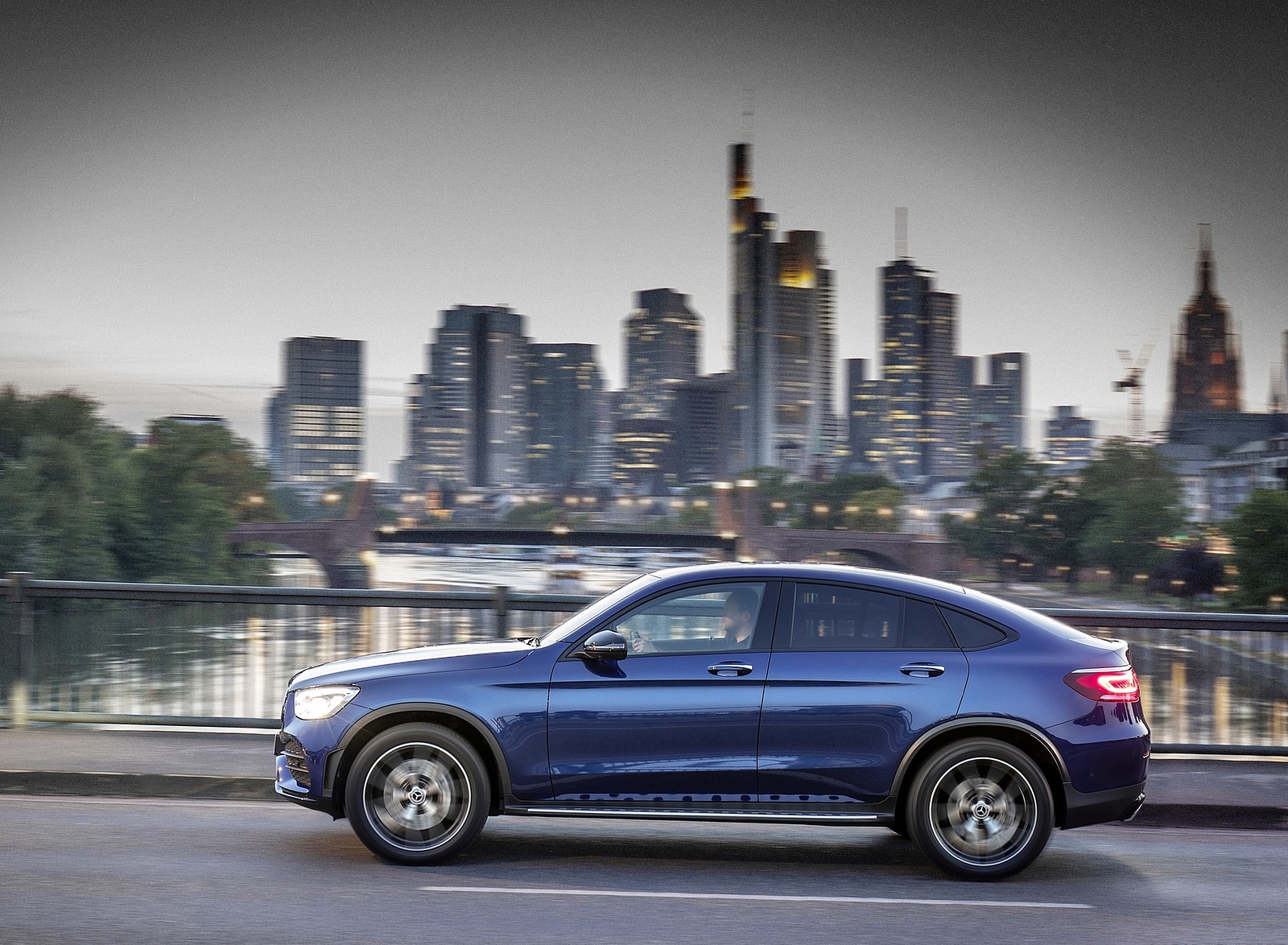 2020 Mercedes-Benz GLC 300 4MATIC Coupe (Color: Brilliant Blue Metallic) Side Wallpapers #56 of 94