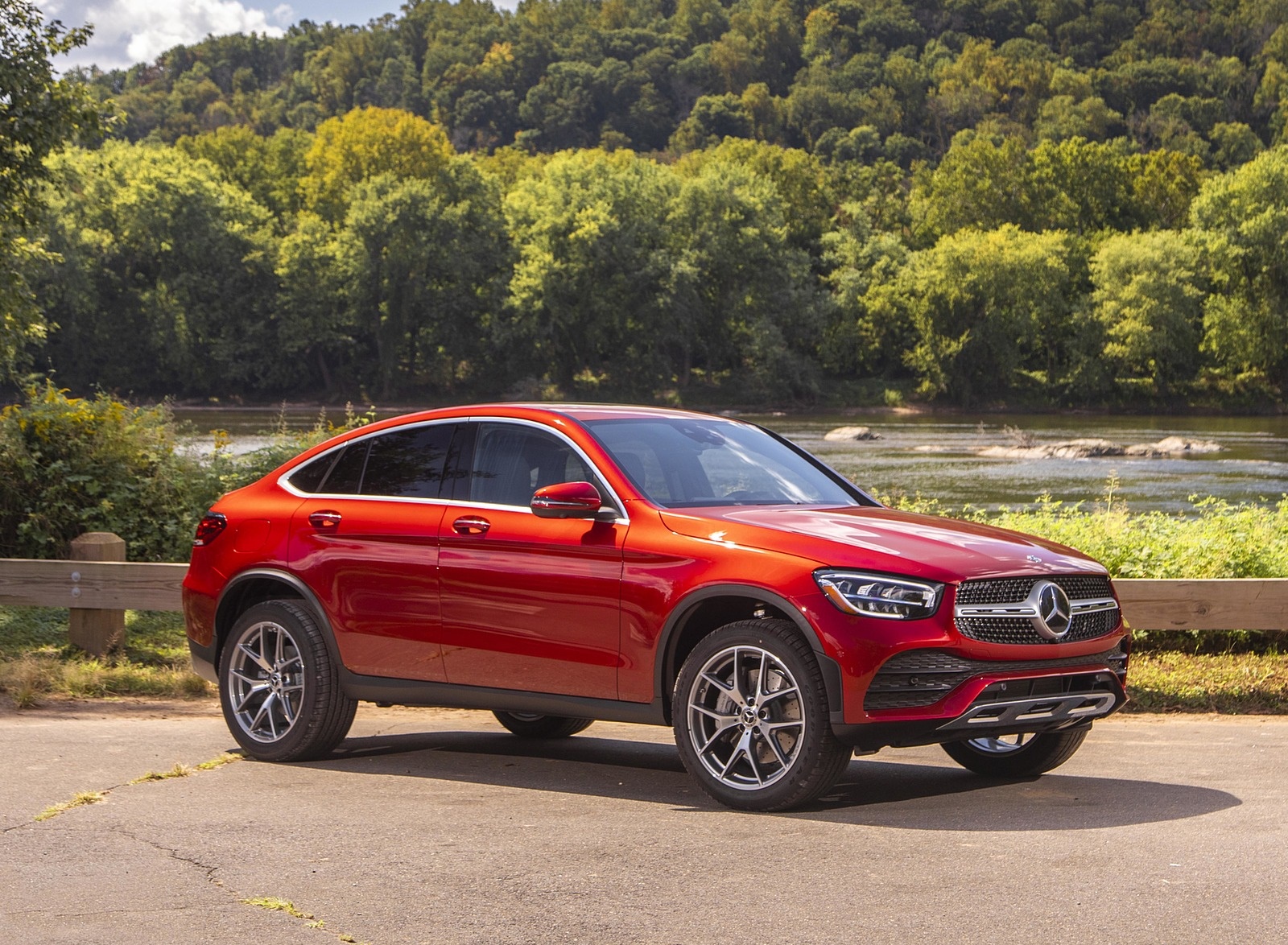 2020 Mercedes-Benz GLC 300 Coupe (US-Spec) Front Three-Quarter Wallpapers #15 of 94