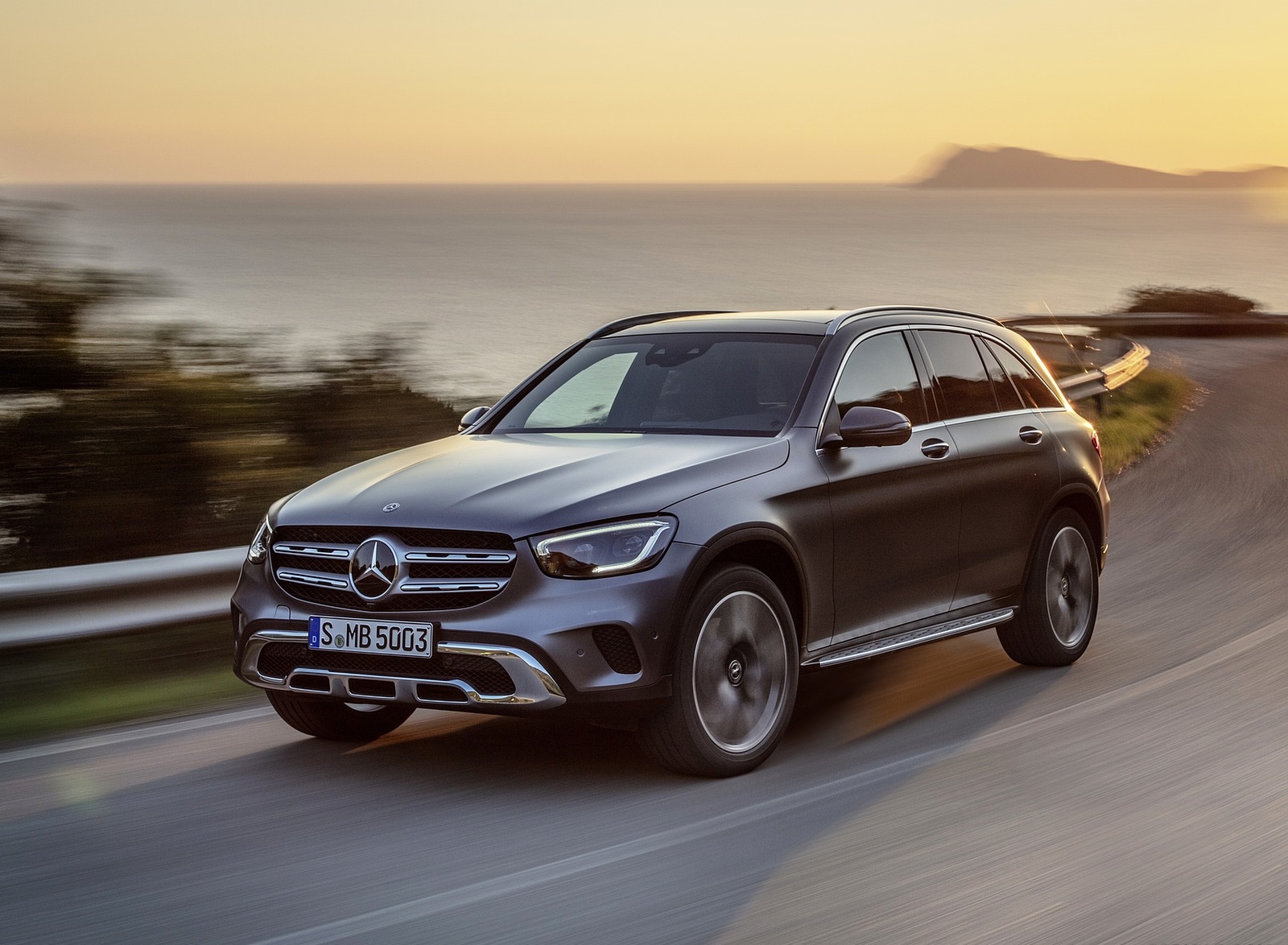 2020 Mercedes-Benz GLC (Color: Designo Selenite Grey Magno) Front Three-Quarter Wallpapers #39 of 62