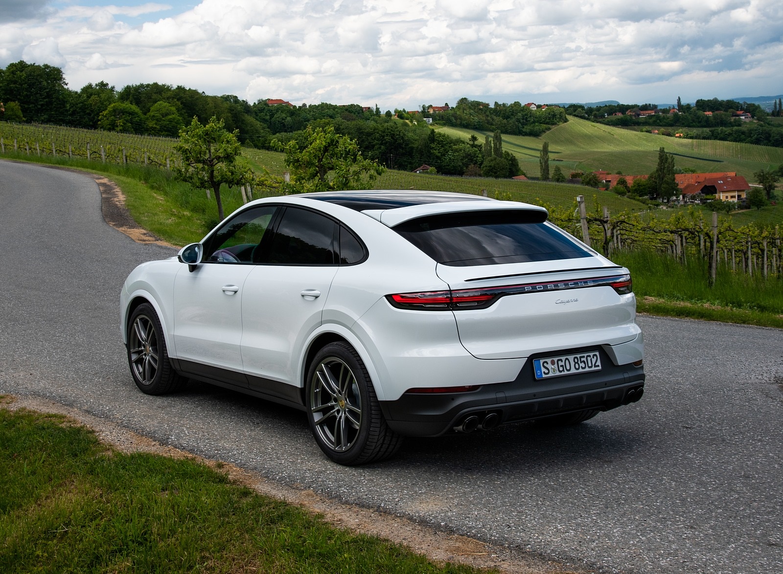 Р‘РµР»С‹Р№ Porsche Cayenne 2020