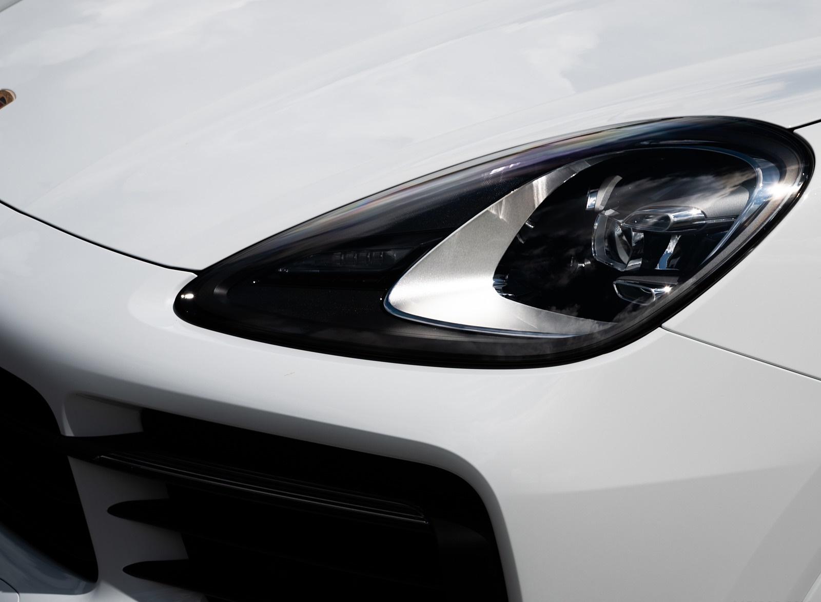 2020 Porsche Cayenne Coupé (Color: Carrara White Metallic) Headlight Wallpapers #160 of 212