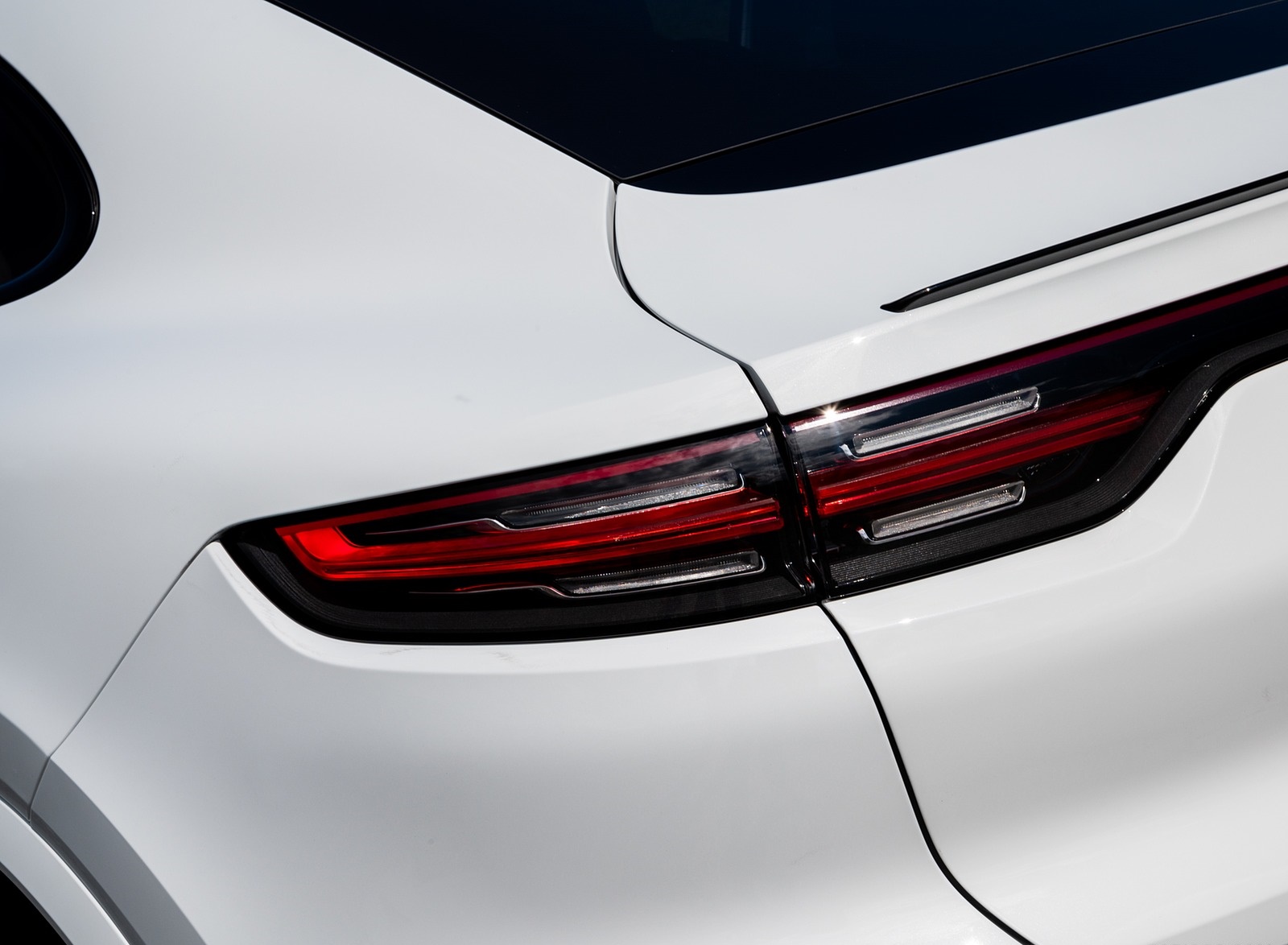 2020 Porsche Cayenne Coupé (Color: Carrara White Metallic) Tail Light Wallpapers #158 of 212