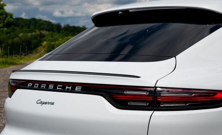 2020 Porsche Cayenne Coupé (Color: Carrara White Metallic) Tail Light Wallpapers 450x275 (157)