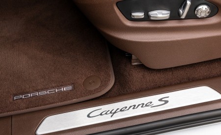 2020 Porsche Cayenne S Coupé (Color: Dolomite Silver Metallic) Door Sill Wallpapers 450x275 (120)