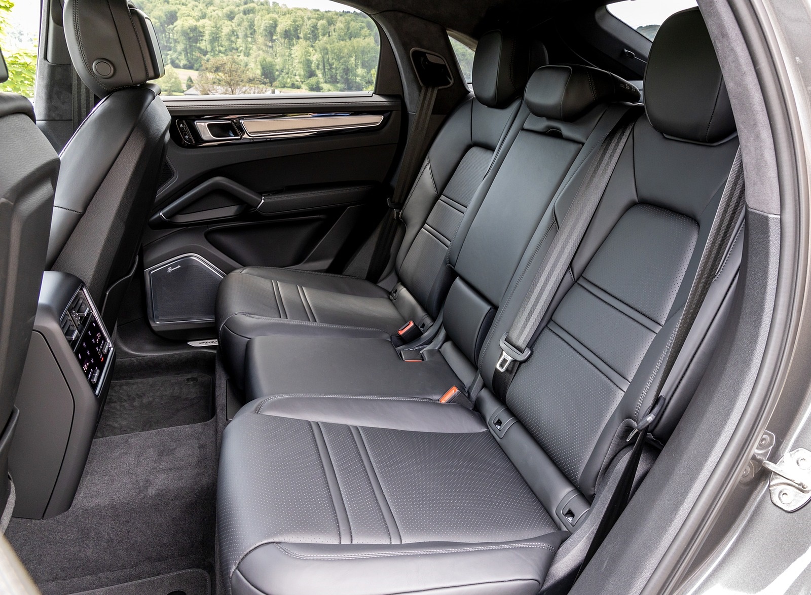 2020 Porsche Cayenne S Coupé (Color: Quarzite Grey Metallic) Interior Rear Seats Wallpapers #34 of 212