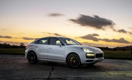 2020 Porsche Cayenne Turbo Coupe (UK-Spec) Front Three-Quarter Wallpapers 450x275 (60)