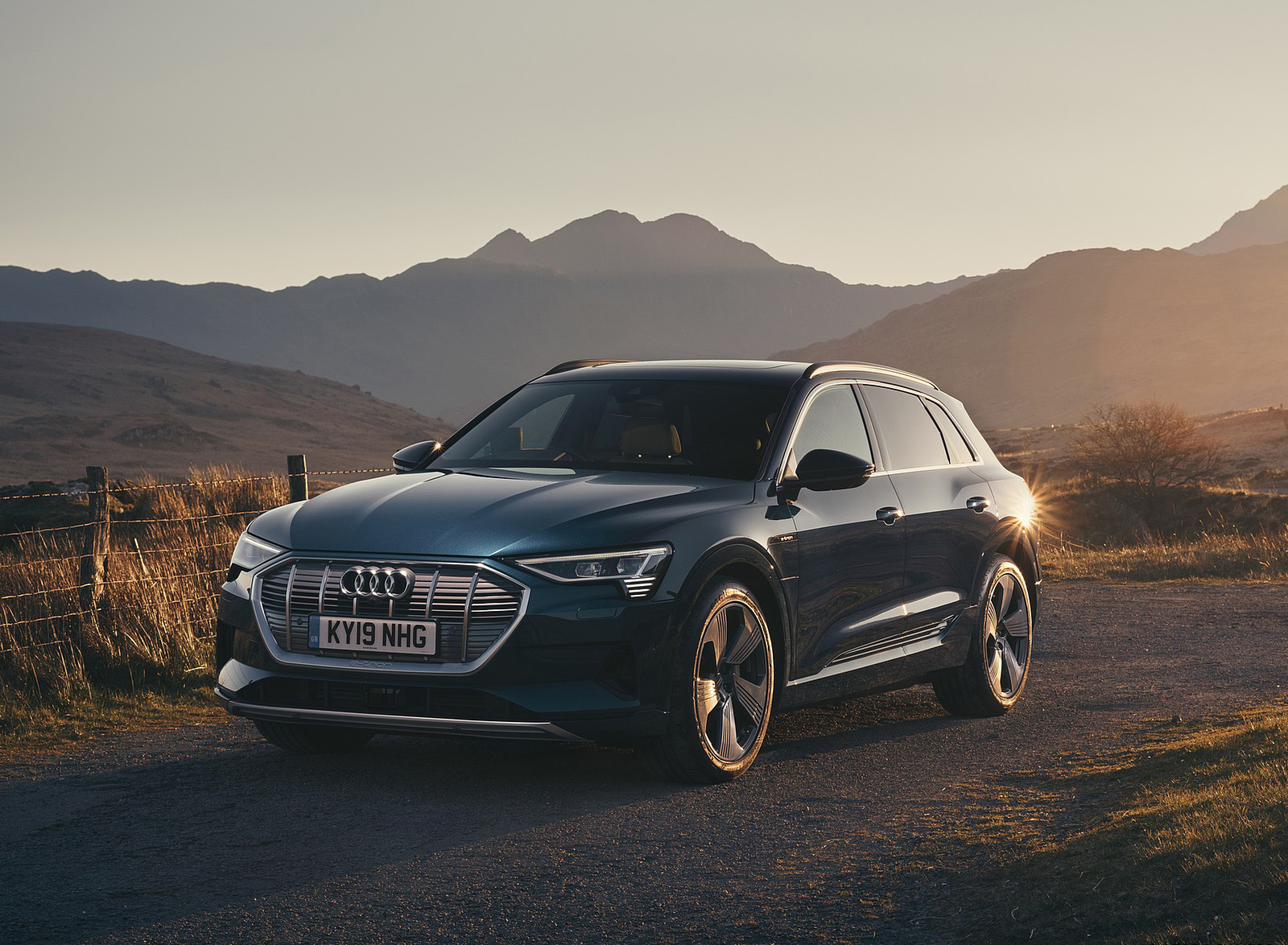 2019 Audi e-tron 55 (UK-Spec) Front Three-Quarter Wallpapers #77 of 156