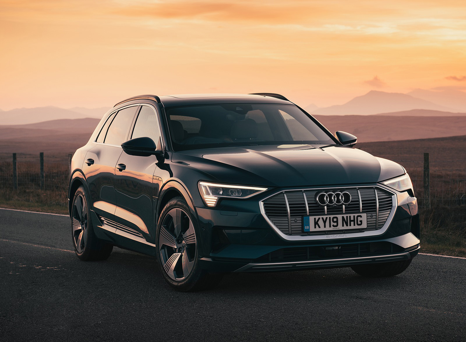 2019 Audi e-tron 55 (UK-Spec) Front Three-Quarter Wallpapers #70 of 156