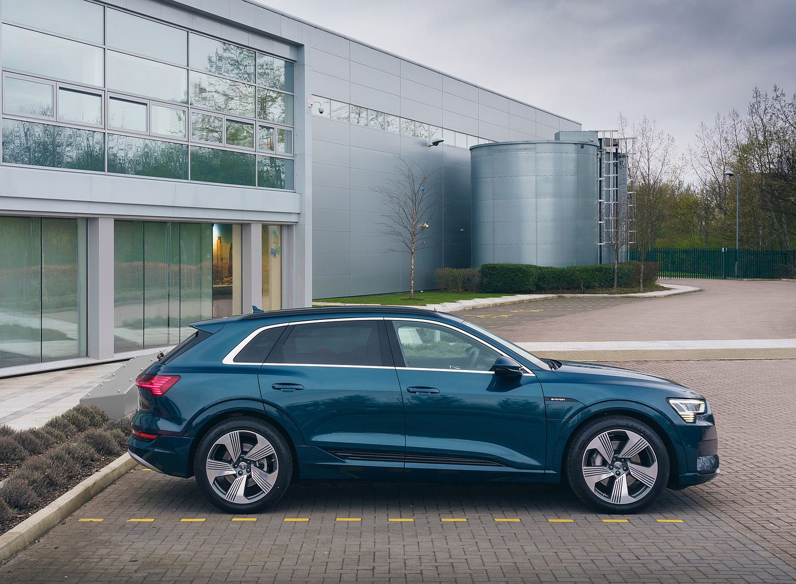 2019 Audi e-tron 55 (UK-Spec) Side Wallpapers #87 of 156