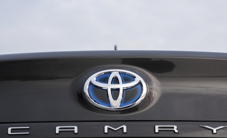 2019 Toyota Camry Hybrid (Euro-Spec) Badge Wallpapers 450x275 (66)