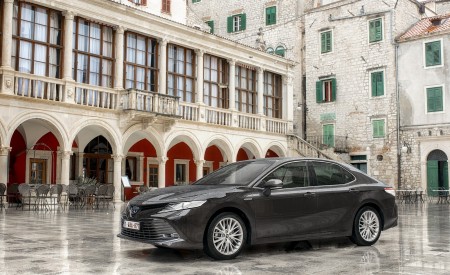 2019 Toyota Camry Hybrid (Euro-Spec) Front Three-Quarter Wallpapers 450x275 (49)