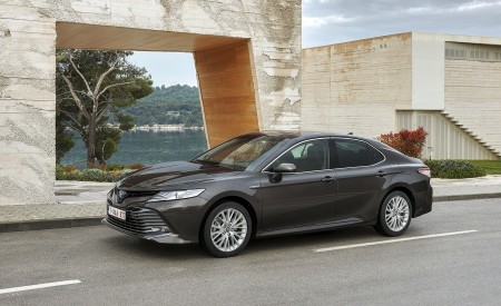 2019 Toyota Camry Hybrid (Euro-Spec) Front Three-Quarter Wallpapers 450x275 (42)