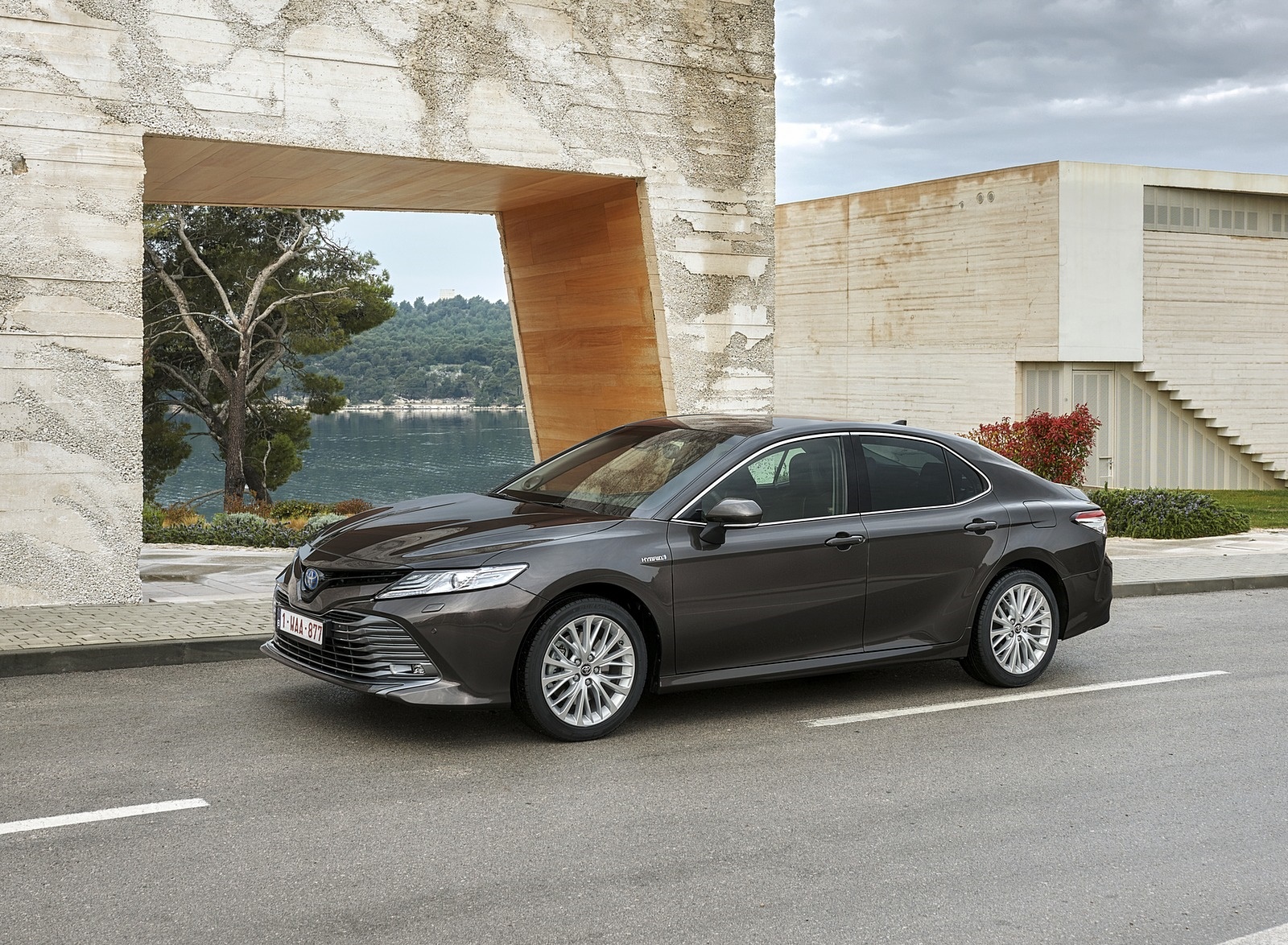 2019 Toyota Camry Hybrid (Euro-Spec) Front Three-Quarter Wallpapers #42 of 92