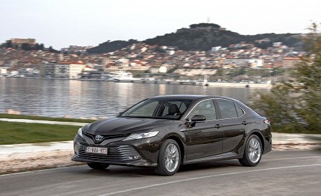 2019 Toyota Camry Hybrid (Euro-Spec) Front Three-Quarter Wallpapers 450x275 (25)