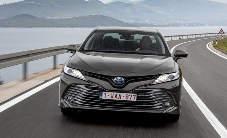 2019 Toyota Camry Hybrid (Euro-Spec) Front Three-Quarter Wallpapers 450x275 (13)