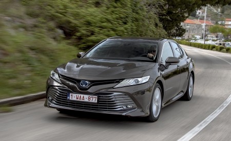 2019 Toyota Camry Hybrid (Euro-Spec) Front Three-Quarter Wallpapers 450x275 (2)