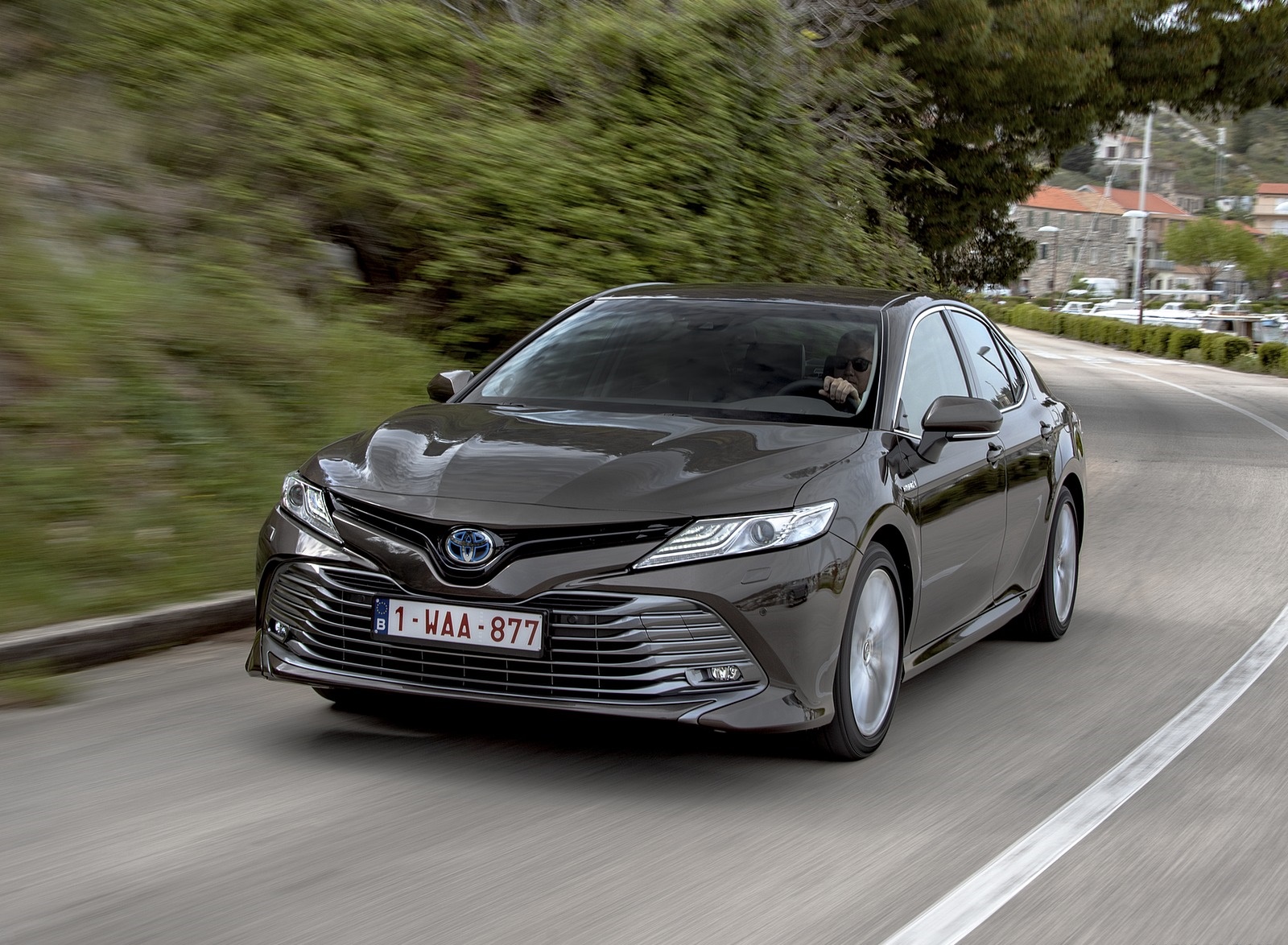 2019 Toyota Camry Hybrid (Euro-Spec) Front Three-Quarter Wallpapers (2)